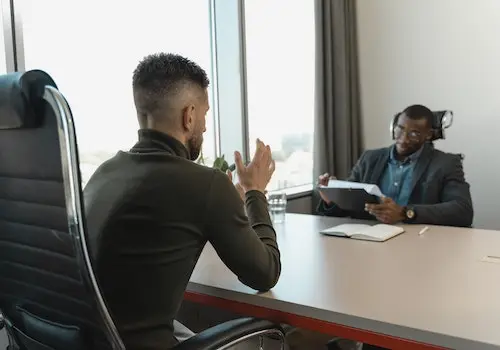 dois homens numa entrevista de emprego