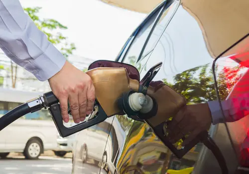 Aplicativos te ajudam a pagar mais barato na gasolina ( Imagem: Freepik)
