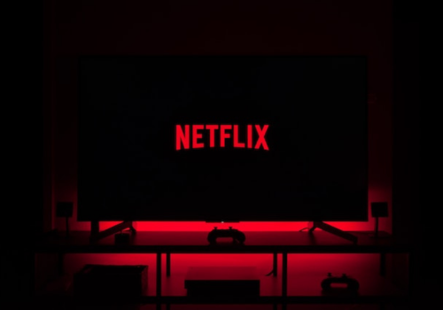 Netflix na mira do Procon sobre ideia de cobrança extra.